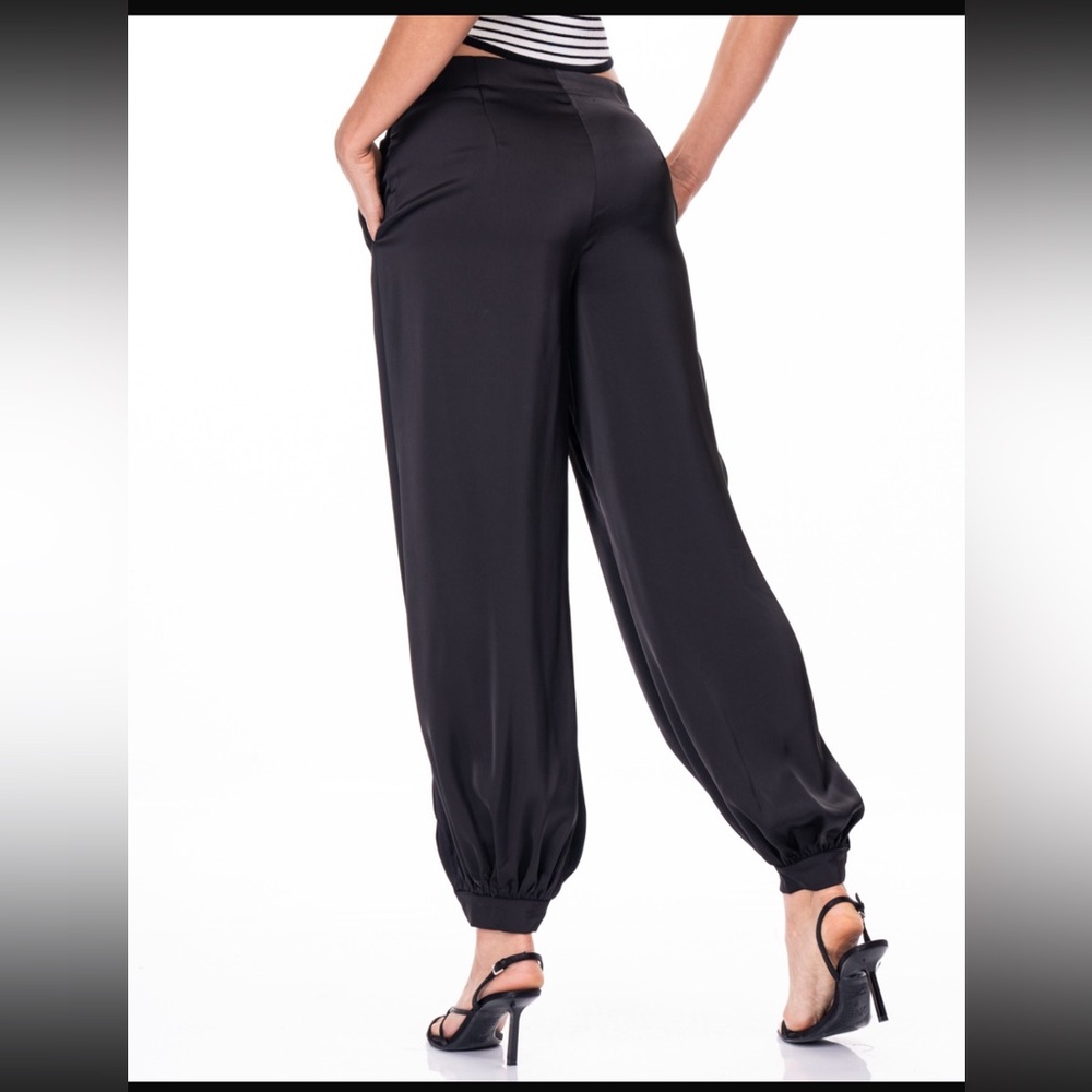 Black Wide-Leg Relaxed Harem Pants with Elastic Cuffs - Picture 3 of 3